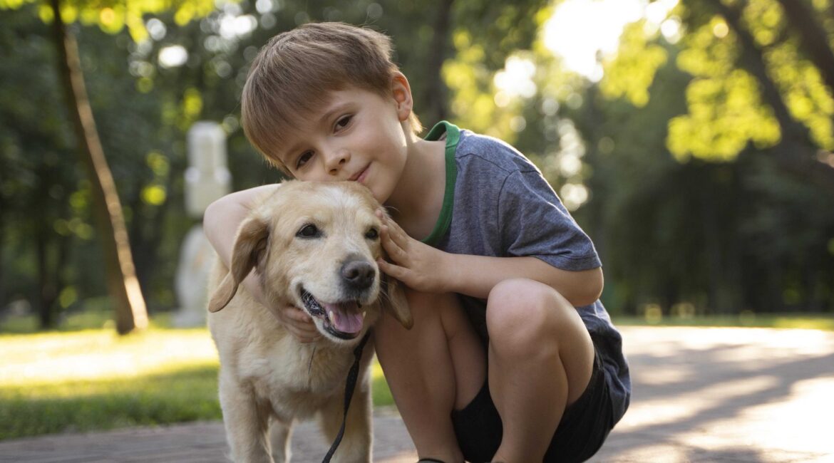 Niño abrazando a un perro en el parque